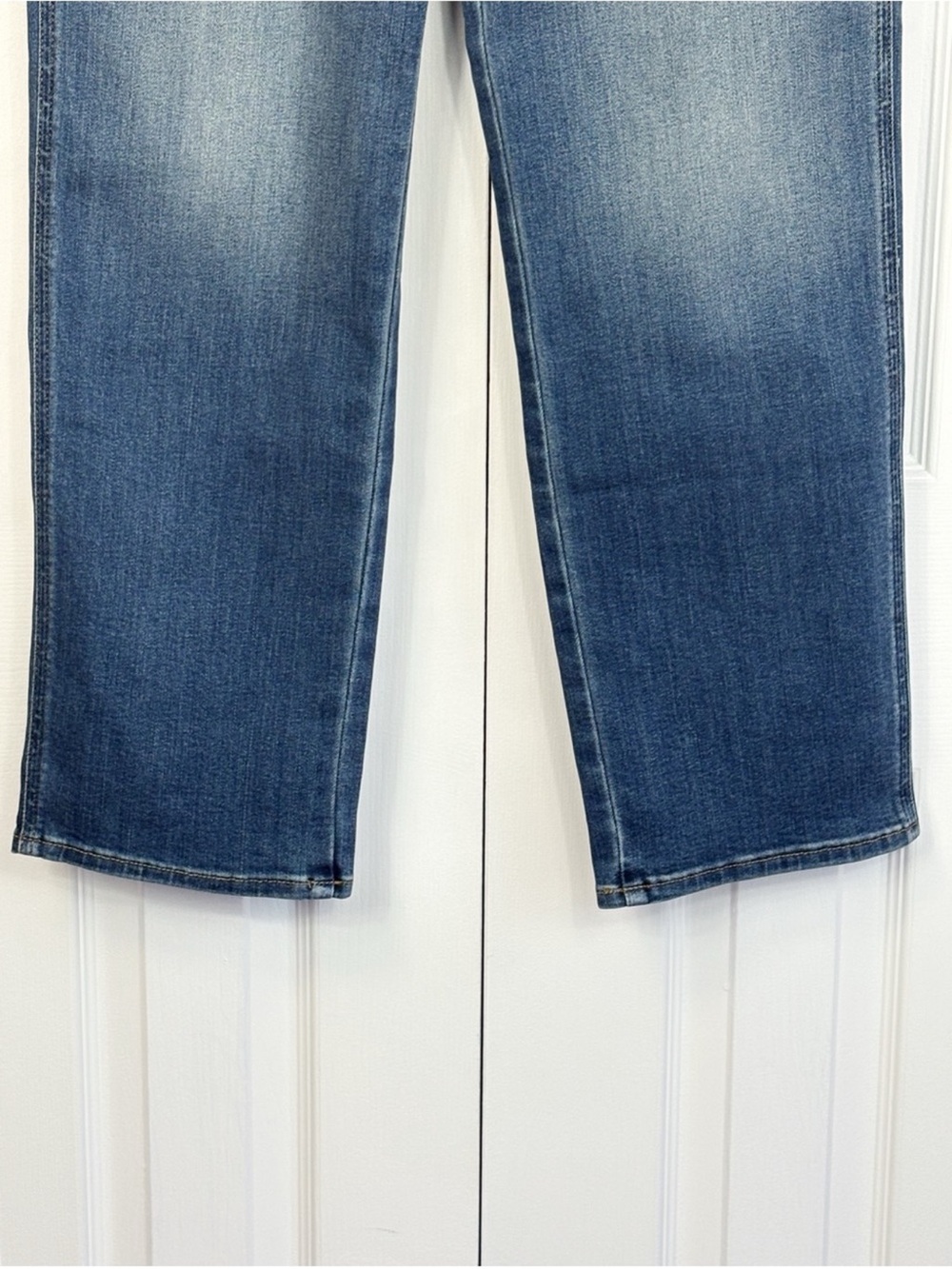 Universal Thread Women's Straight-Leg Medium Wash Blue Jeans - Picture 2 of 5